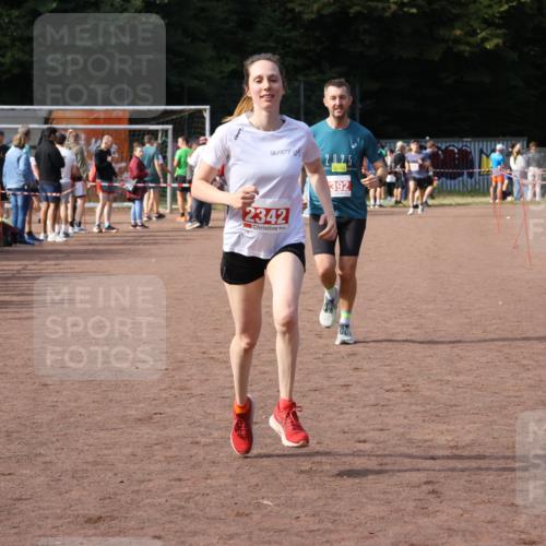 27.09.2026 - 35. Volkslauf durch das schöne Alstertal Strokosch-Dieckow http://msf.ph/oto/10573677 27.09.2026 12:25:26 Ziel 2342, 2392 meine-sportfotos.de