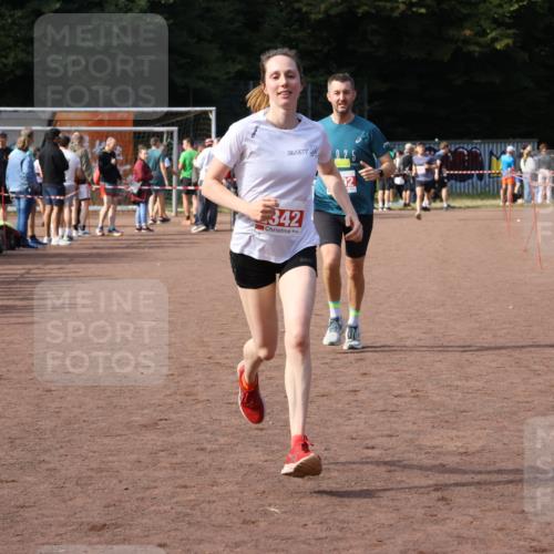 27.09.2026 - 35. Volkslauf durch das schöne Alstertal Strokosch-Dieckow http://msf.ph/oto/10573681 27.09.2026 12:25:26 Ziel 2342, 2392 meine-sportfotos.de
