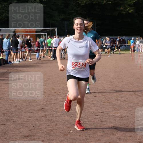27.09.2026 - 35. Volkslauf durch das schöne Alstertal Strokosch-Dieckow http://msf.ph/oto/10573695 27.09.2026 12:25:27 Ziel 2342, 2392 meine-sportfotos.de