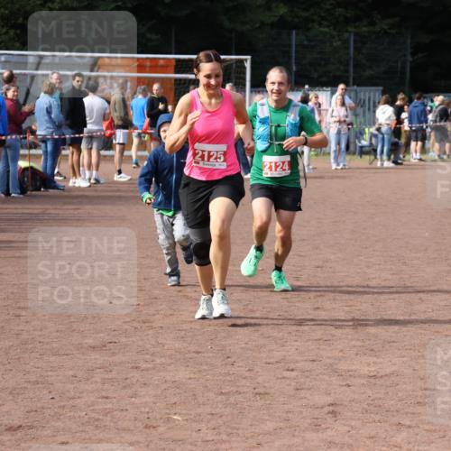 27.09.2026 - 35. Volkslauf durch das schöne Alstertal Strokosch-Dieckow http://msf.ph/oto/10573864 27.09.2026 12:26:09 Ziel 2124, 2125 meine-sportfotos.de