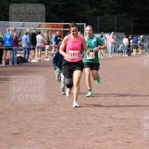 27.09.2026 - 35. Volkslauf durch das schöne Alstertal Strokosch-Dieckow http://msf.ph/oto/10573878 27.09.2026 12:26:10 Ziel 2124, 2125 meine-sportfotos.de