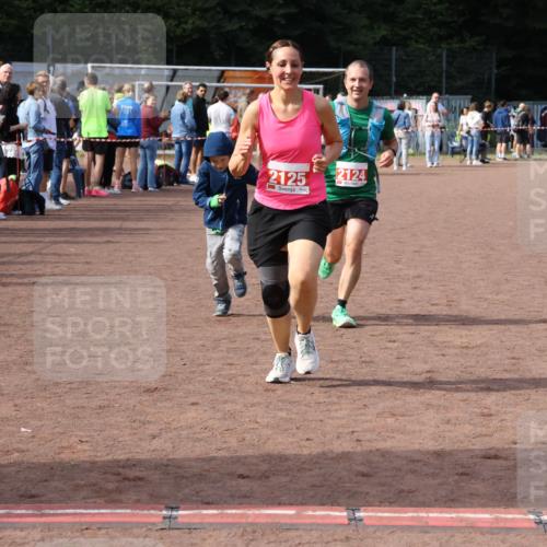 27.09.2026 - 35. Volkslauf durch das schöne Alstertal Strokosch-Dieckow http://msf.ph/oto/10573893 27.09.2026 12:26:11 Ziel 2124, 2125 meine-sportfotos.de