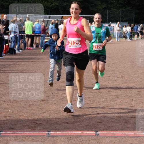 27.09.2026 - 35. Volkslauf durch das schöne Alstertal Strokosch-Dieckow http://msf.ph/oto/10573922 27.09.2026 12:26:11 Ziel 2124, 2125 meine-sportfotos.de