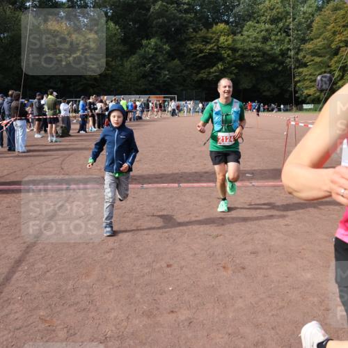 27.09.2026 - 35. Volkslauf durch das schöne Alstertal Strokosch-Dieckow http://msf.ph/oto/10573956 27.09.2026 12:26:13 Ziel 2124, 2125 meine-sportfotos.de