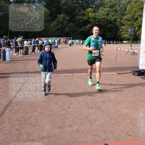 27.09.2026 - 35. Volkslauf durch das schöne Alstertal Strokosch-Dieckow http://msf.ph/oto/10573966 27.09.2026 12:26:13 Ziel 2124, 2125 meine-sportfotos.de