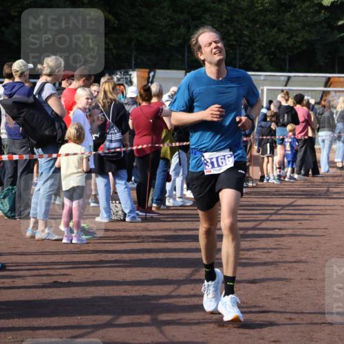 27.09.2026 - 35. Volkslauf durch das schöne Alstertal Strokosch-Dieckow http://msf.ph/oto/10574111 27.09.2026 11:20:25 Ziel 3166, 3306, 3380 meine-sportfotos.de