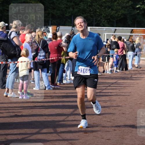 27.09.2026 - 35. Volkslauf durch das schöne Alstertal Strokosch-Dieckow http://msf.ph/oto/10574203 27.09.2026 11:20:25 Ziel 3166, 3306, 3380 meine-sportfotos.de