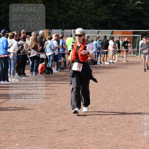 27.09.2026 - 35. Volkslauf durch das schöne Alstertal Strokosch-Dieckow http://msf.ph/oto/10574706 27.09.2026 12:28:56 Ziel 1075, 2360 meine-sportfotos.de