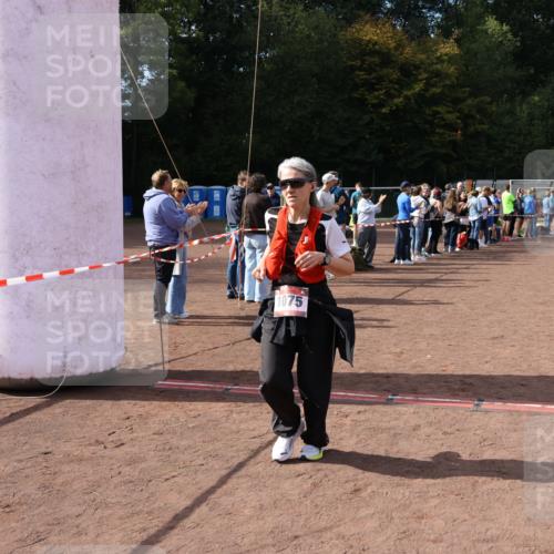 27.09.2026 - 35. Volkslauf durch das schöne Alstertal Strokosch-Dieckow http://msf.ph/oto/10574749 27.09.2026 12:28:59 Ziel 1075, 1093 meine-sportfotos.de