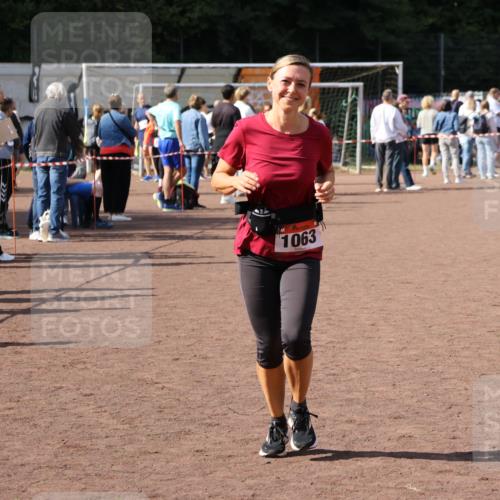 27.09.2026 - 35. Volkslauf durch das schöne Alstertal Strokosch-Dieckow http://msf.ph/oto/10575495 27.09.2026 12:35:44 Ziel 1063 meine-sportfotos.de