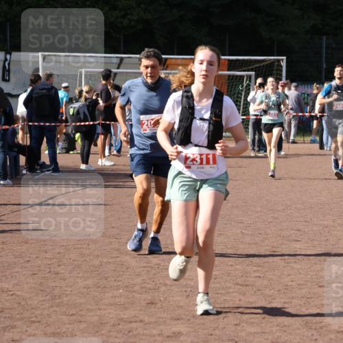27.09.2026 - 35. Volkslauf durch das schöne Alstertal Strokosch-Dieckow http://msf.ph/oto/10576681 27.09.2026 12:39:44 Ziel 2079, 2311, 2483, 2484 meine-sportfotos.de