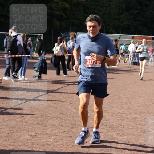 27.09.2026 - 35. Volkslauf durch das schöne Alstertal Strokosch-Dieckow http://msf.ph/oto/10576755 27.09.2026 12:39:46 Ziel 2079, 2267, 2311, 2483, 2484 meine-sportfotos.de