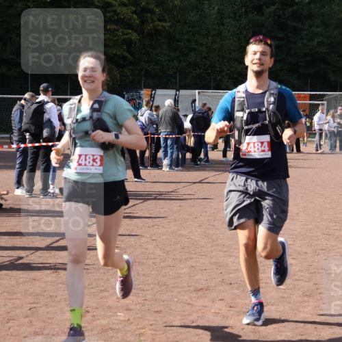 27.09.2026 - 35. Volkslauf durch das schöne Alstertal Strokosch-Dieckow http://msf.ph/oto/10576855 27.09.2026 12:39:51 Ziel 2267, 2483, 2484 meine-sportfotos.de