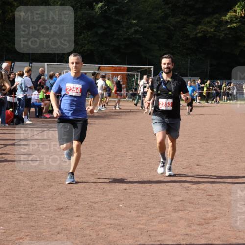 27.09.2026 - 35. Volkslauf durch das schöne Alstertal Strokosch-Dieckow http://msf.ph/oto/10577100 27.09.2026 12:31:35 Ziel 2253, 2254 meine-sportfotos.de