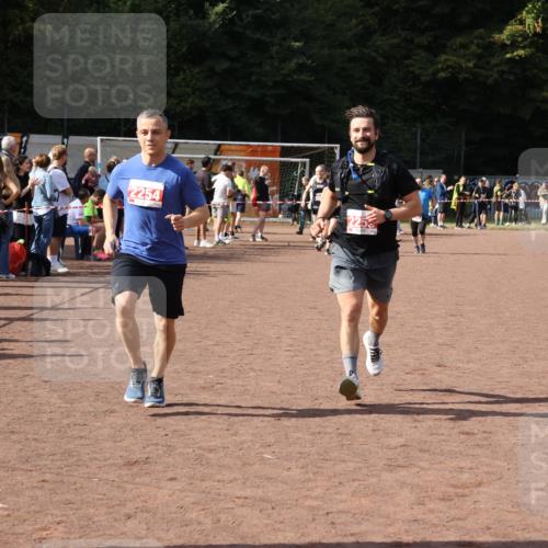 27.09.2026 - 35. Volkslauf durch das schöne Alstertal Strokosch-Dieckow http://msf.ph/oto/10577115 27.09.2026 12:31:35 Ziel 2253, 2254 meine-sportfotos.de