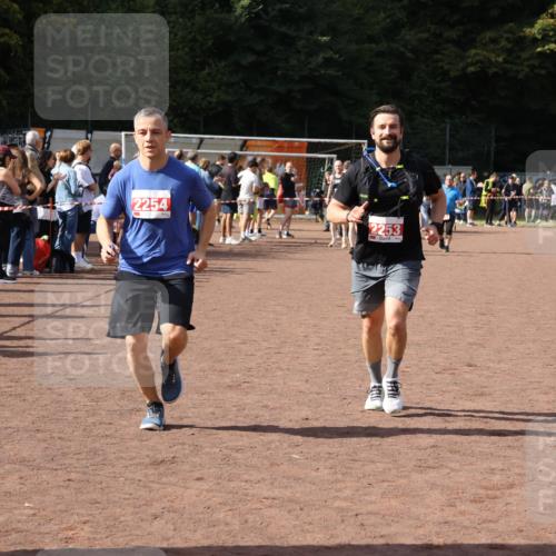 27.09.2026 - 35. Volkslauf durch das schöne Alstertal Strokosch-Dieckow http://msf.ph/oto/10577147 27.09.2026 12:31:36 Ziel 2253, 2254 meine-sportfotos.de