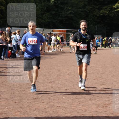 27.09.2026 - 35. Volkslauf durch das schöne Alstertal Strokosch-Dieckow http://msf.ph/oto/10577152 27.09.2026 12:31:36 Ziel 2253, 2254 meine-sportfotos.de