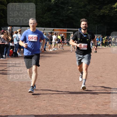 27.09.2026 - 35. Volkslauf durch das schöne Alstertal Strokosch-Dieckow http://msf.ph/oto/10577163 27.09.2026 12:31:36 Ziel 2253, 2254 meine-sportfotos.de
