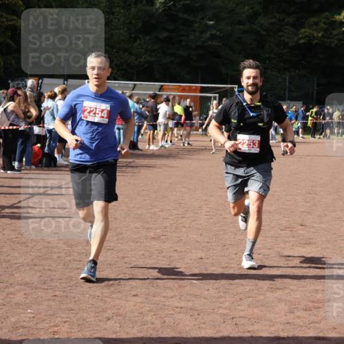 27.09.2026 - 35. Volkslauf durch das schöne Alstertal Strokosch-Dieckow http://msf.ph/oto/10577171 27.09.2026 12:31:36 Ziel 2253, 2254 meine-sportfotos.de