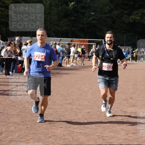 27.09.2026 - 35. Volkslauf durch das schöne Alstertal Strokosch-Dieckow http://msf.ph/oto/10577187 27.09.2026 12:31:36 Ziel 2253, 2254 meine-sportfotos.de