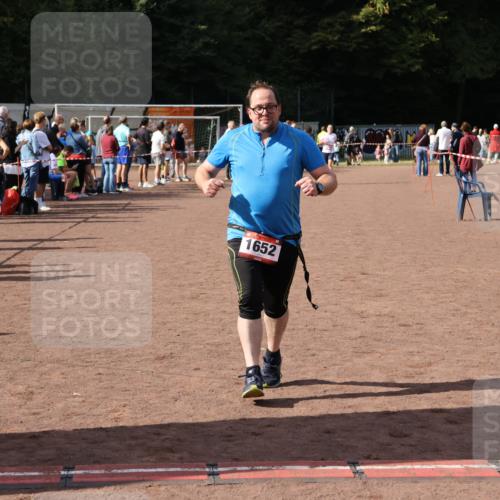 27.09.2026 - 35. Volkslauf durch das schöne Alstertal Strokosch-Dieckow http://msf.ph/oto/10577350 27.09.2026 12:31:49 Ziel 1652, 2199, 2202 meine-sportfotos.de