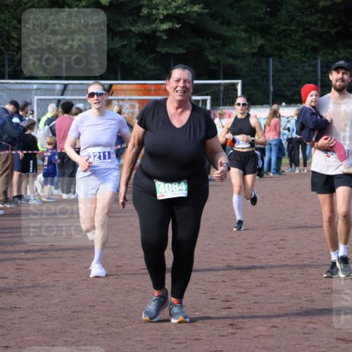 27.09.2026 - 35. Volkslauf durch das schöne Alstertal Strokosch-Dieckow http://msf.ph/oto/10577605 27.09.2026 11:19:44 Ziel 3211, 3343, 3964, 3965, 4084 meine-sportfotos.de