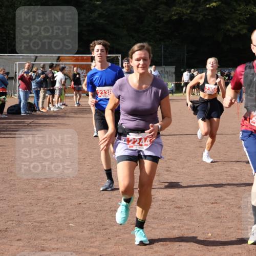 27.09.2026 - 35. Volkslauf durch das schöne Alstertal Strokosch-Dieckow http://msf.ph/oto/10577876 27.09.2026 12:32:45 Ziel 1084, 1645, 2244, 2305, 2338, 2955 meine-sportfotos.de