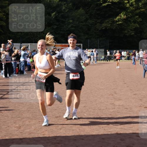 27.09.2026 - 35. Volkslauf durch das schöne Alstertal Strokosch-Dieckow http://msf.ph/oto/10577991 27.09.2026 12:32:50 Ziel 1084, 1645, 2244, 2305, 2338 meine-sportfotos.de