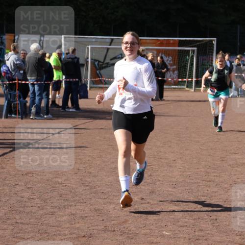27.09.2026 - 35. Volkslauf durch das schöne Alstertal Strokosch-Dieckow http://msf.ph/oto/10578205 27.09.2026 12:44:13 Ziel 1099, 1100, 2219 meine-sportfotos.de