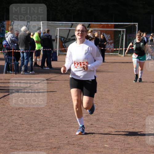 27.09.2026 - 35. Volkslauf durch das schöne Alstertal Strokosch-Dieckow http://msf.ph/oto/10578217 27.09.2026 12:44:14 Ziel 1099, 1100, 2219 meine-sportfotos.de