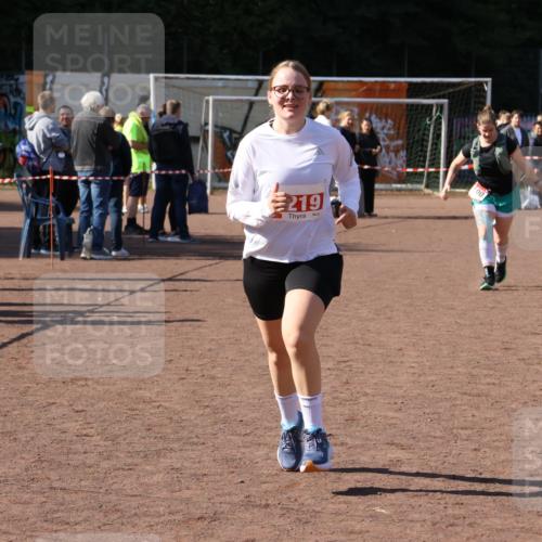 27.09.2026 - 35. Volkslauf durch das schöne Alstertal Strokosch-Dieckow http://msf.ph/oto/10578234 27.09.2026 12:44:14 Ziel 1099, 1100, 2219 meine-sportfotos.de