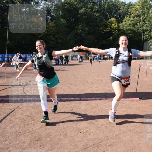 27.09.2026 - 35. Volkslauf durch das schöne Alstertal Strokosch-Dieckow http://msf.ph/oto/10578463 27.09.2026 12:44:21 Ziel 1099, 1100, 2041 meine-sportfotos.de