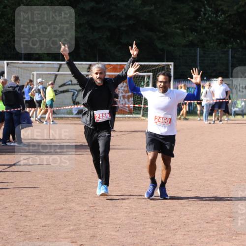 27.09.2026 - 35. Volkslauf durch das schöne Alstertal Strokosch-Dieckow http://msf.ph/oto/10578770 27.09.2026 12:44:49 Ziel 2459, 2460 meine-sportfotos.de