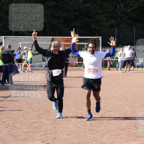 27.09.2026 - 35. Volkslauf durch das schöne Alstertal Strokosch-Dieckow http://msf.ph/oto/10578784 27.09.2026 12:44:50 Ziel 2459, 2460 meine-sportfotos.de