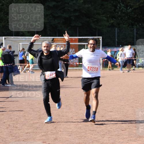 27.09.2026 - 35. Volkslauf durch das schöne Alstertal Strokosch-Dieckow http://msf.ph/oto/10578802 27.09.2026 12:44:50 Ziel 2459, 2460 meine-sportfotos.de