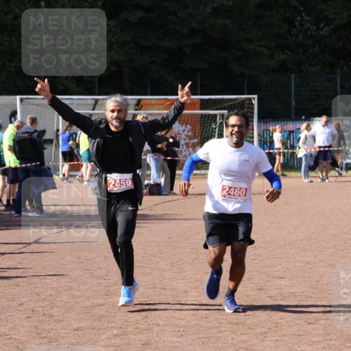 27.09.2026 - 35. Volkslauf durch das schöne Alstertal Strokosch-Dieckow http://msf.ph/oto/10578816 27.09.2026 12:44:50 Ziel 2459, 2460 meine-sportfotos.de