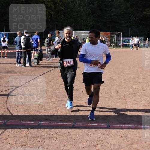 27.09.2026 - 35. Volkslauf durch das schöne Alstertal Strokosch-Dieckow http://msf.ph/oto/10578839 27.09.2026 12:44:53 Ziel 2459, 2460 meine-sportfotos.de
