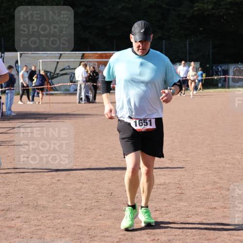 27.09.2026 - 35. Volkslauf durch das schöne Alstertal Strokosch-Dieckow http://msf.ph/oto/10579639 27.09.2026 12:49:58 Ziel 1651, 2400 meine-sportfotos.de