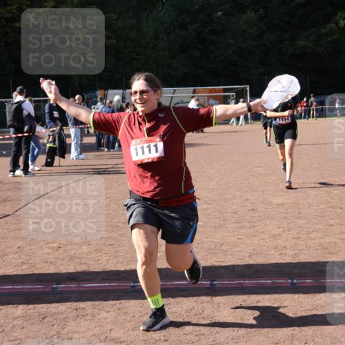 27.09.2026 - 35. Volkslauf durch das schöne Alstertal Strokosch-Dieckow http://msf.ph/oto/10579976 27.09.2026 12:53:32 Ziel 1111, 1114, 2356 meine-sportfotos.de