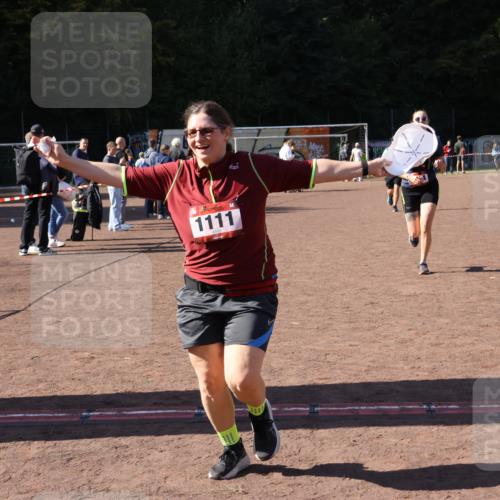 27.09.2026 - 35. Volkslauf durch das schöne Alstertal Strokosch-Dieckow http://msf.ph/oto/10579979 27.09.2026 12:53:33 Ziel 1111, 1114, 2356 meine-sportfotos.de