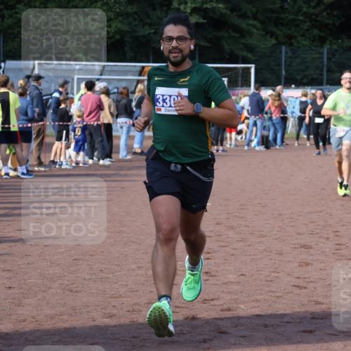 27.09.2026 - 35. Volkslauf durch das schöne Alstertal Strokosch-Dieckow http://msf.ph/oto/10580302 27.09.2026 11:19:23 Ziel 3022, 3305, 3345, 3346, 3418 meine-sportfotos.de