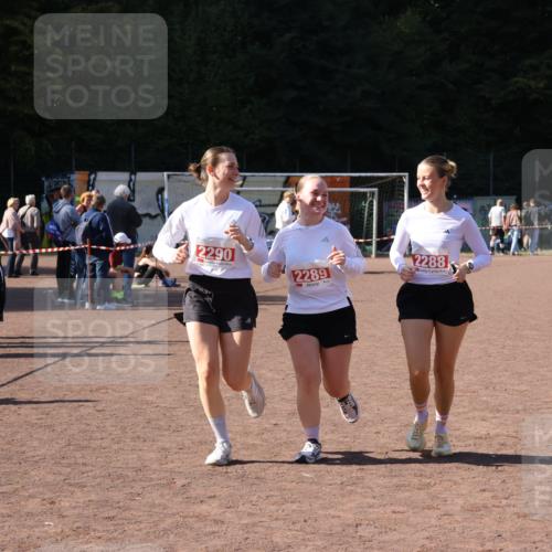 27.09.2026 - 35. Volkslauf durch das schöne Alstertal Strokosch-Dieckow http://msf.ph/oto/10580480 27.09.2026 12:56:23 Ziel 2288, 2289, 2290 meine-sportfotos.de