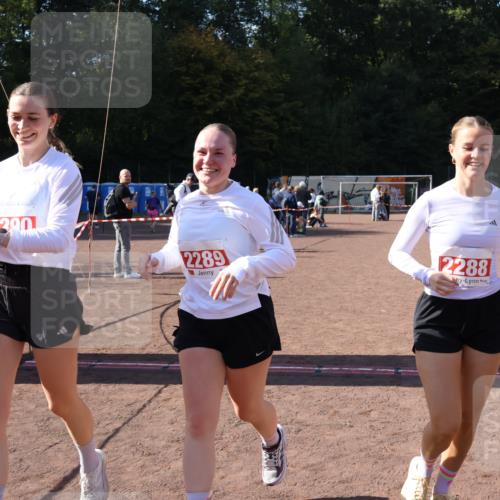 27.09.2026 - 35. Volkslauf durch das schöne Alstertal Strokosch-Dieckow http://msf.ph/oto/10580587 27.09.2026 12:56:25 Ziel 2288, 2289, 2290 meine-sportfotos.de