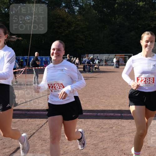 27.09.2026 - 35. Volkslauf durch das schöne Alstertal Strokosch-Dieckow http://msf.ph/oto/10580591 27.09.2026 12:56:25 Ziel 2288, 2289, 2290 meine-sportfotos.de
