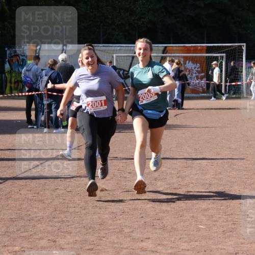 27.09.2026 - 35. Volkslauf durch das schöne Alstertal Strokosch-Dieckow http://msf.ph/oto/10580757 27.09.2026 12:57:54 Ziel 2001, 2006, 2264 meine-sportfotos.de