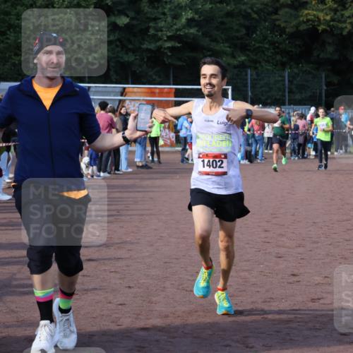 27.09.2026 - 35. Volkslauf durch das schöne Alstertal Strokosch-Dieckow http://msf.ph/oto/10581465 27.09.2026 11:19:14 Ziel 1402, 3418, 3959, 3961 meine-sportfotos.de