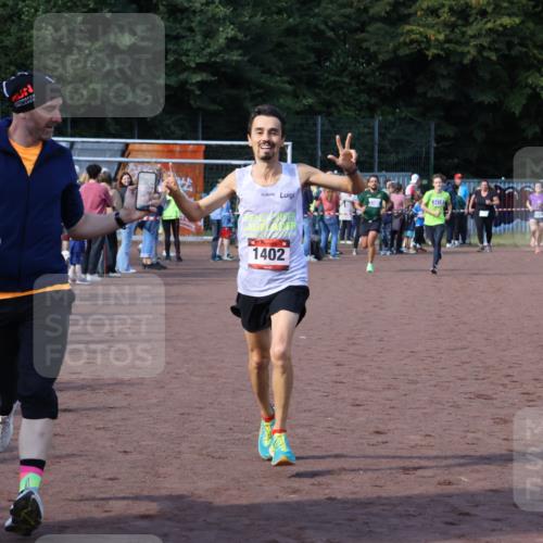 27.09.2026 - 35. Volkslauf durch das schöne Alstertal Strokosch-Dieckow http://msf.ph/oto/10581833 27.09.2026 11:19:14 Ziel 1402, 3418, 3959, 3961 meine-sportfotos.de