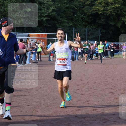 27.09.2026 - 35. Volkslauf durch das schöne Alstertal Strokosch-Dieckow http://msf.ph/oto/10581921 27.09.2026 11:19:14 Ziel 1402, 3418, 3959, 3961 meine-sportfotos.de