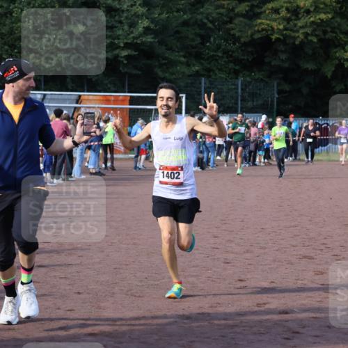 27.09.2026 - 35. Volkslauf durch das schöne Alstertal Strokosch-Dieckow http://msf.ph/oto/10582015 27.09.2026 11:19:14 Ziel 1402, 3418, 3959, 3961 meine-sportfotos.de