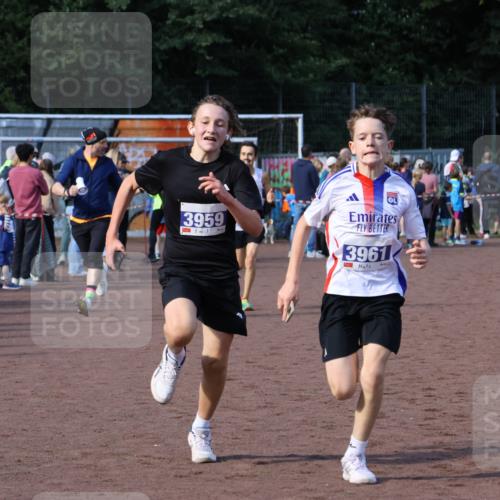 27.09.2026 - 35. Volkslauf durch das schöne Alstertal Strokosch-Dieckow http://msf.ph/oto/10582377 27.09.2026 11:19:10 Ziel 1402, 3959, 3961 meine-sportfotos.de